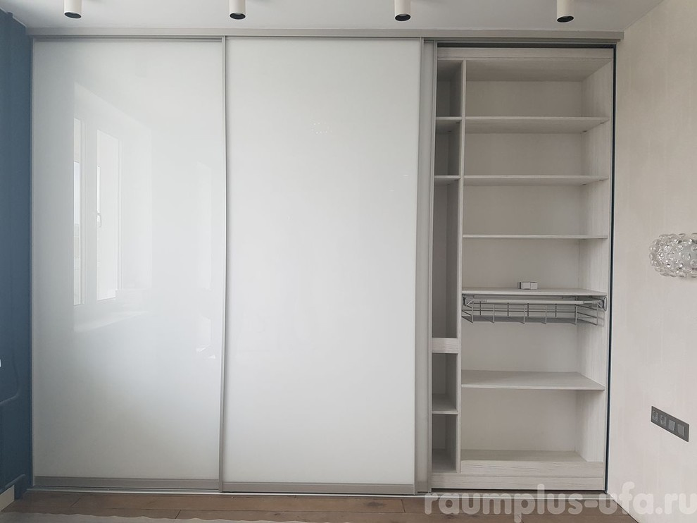 Шкаф купе с белым стеклом
