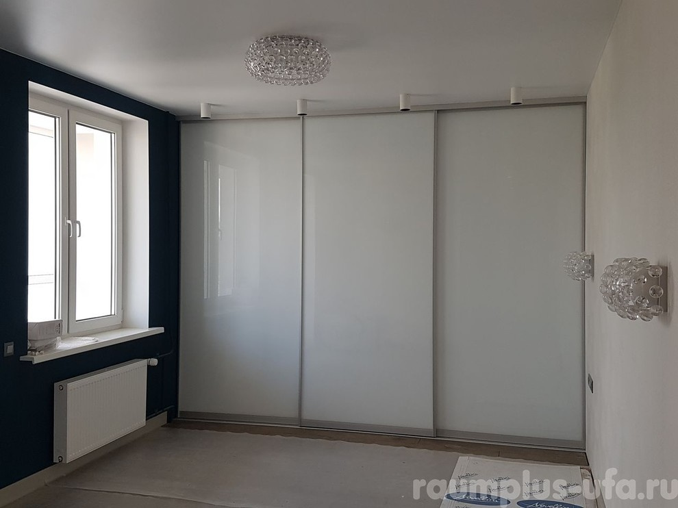 Шкаф купе с белым стеклом