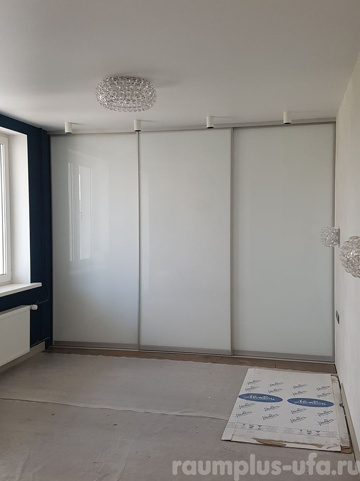 Обложка проекта: Шкаф купе с белым стеклом