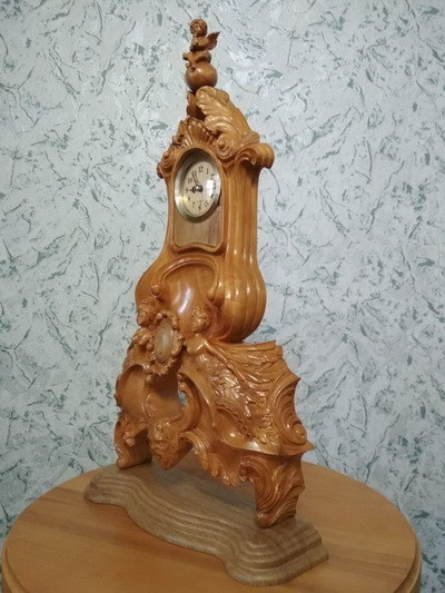 Часы каминные, настольные из древесины, резные ручной работы.
