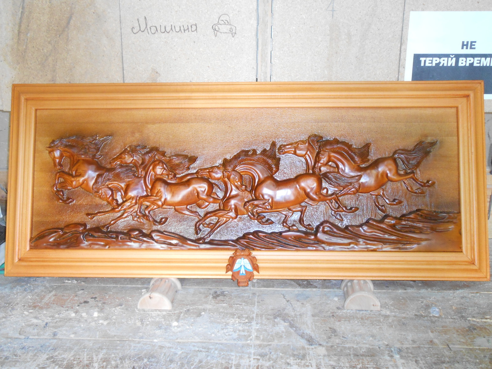 Часы каминные, настольные из древесины, резные ручной работы.