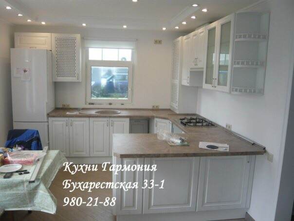 Новая установленная кухня