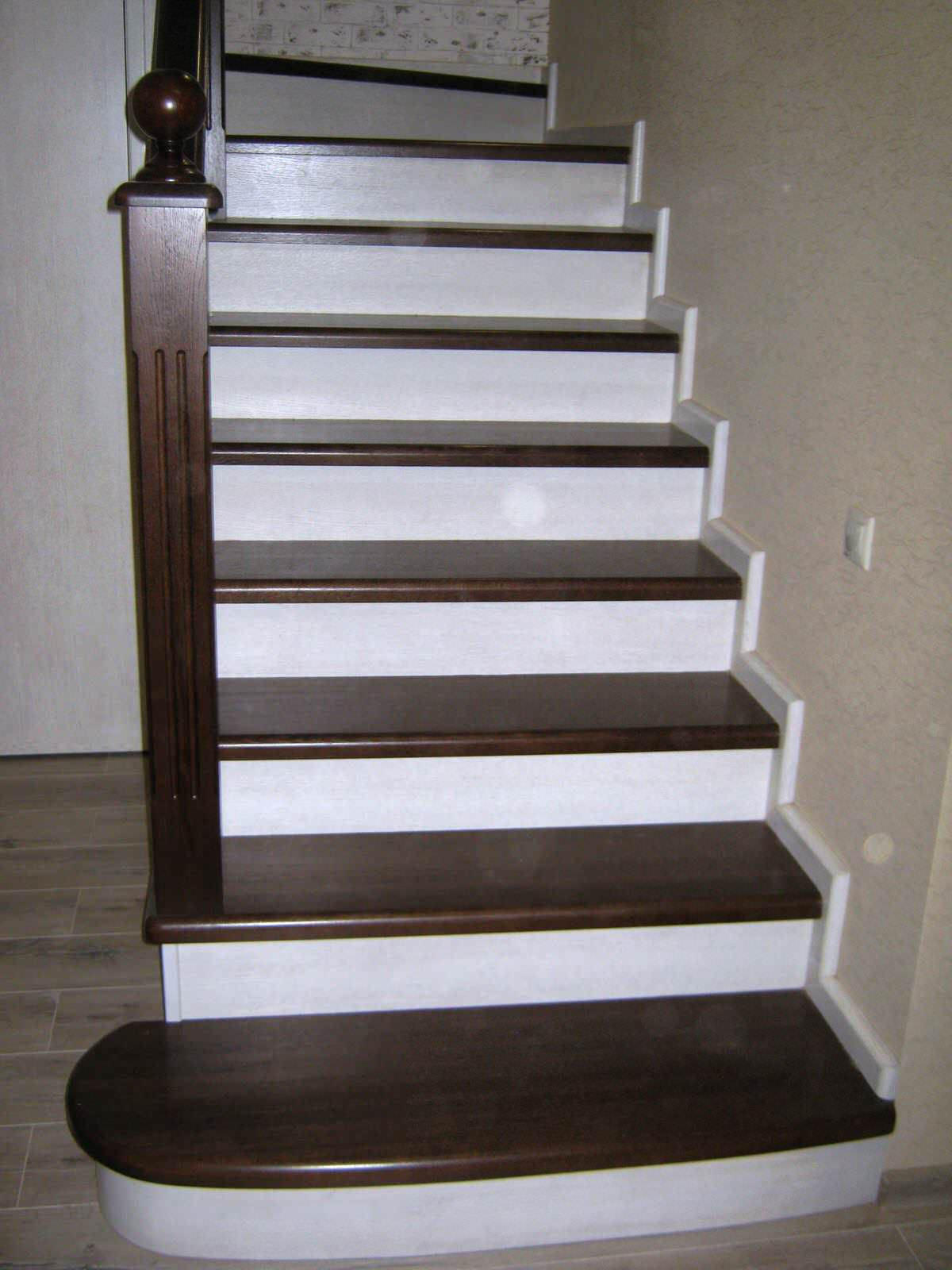 1/8 Лестница на металлокаркасе двухцветная