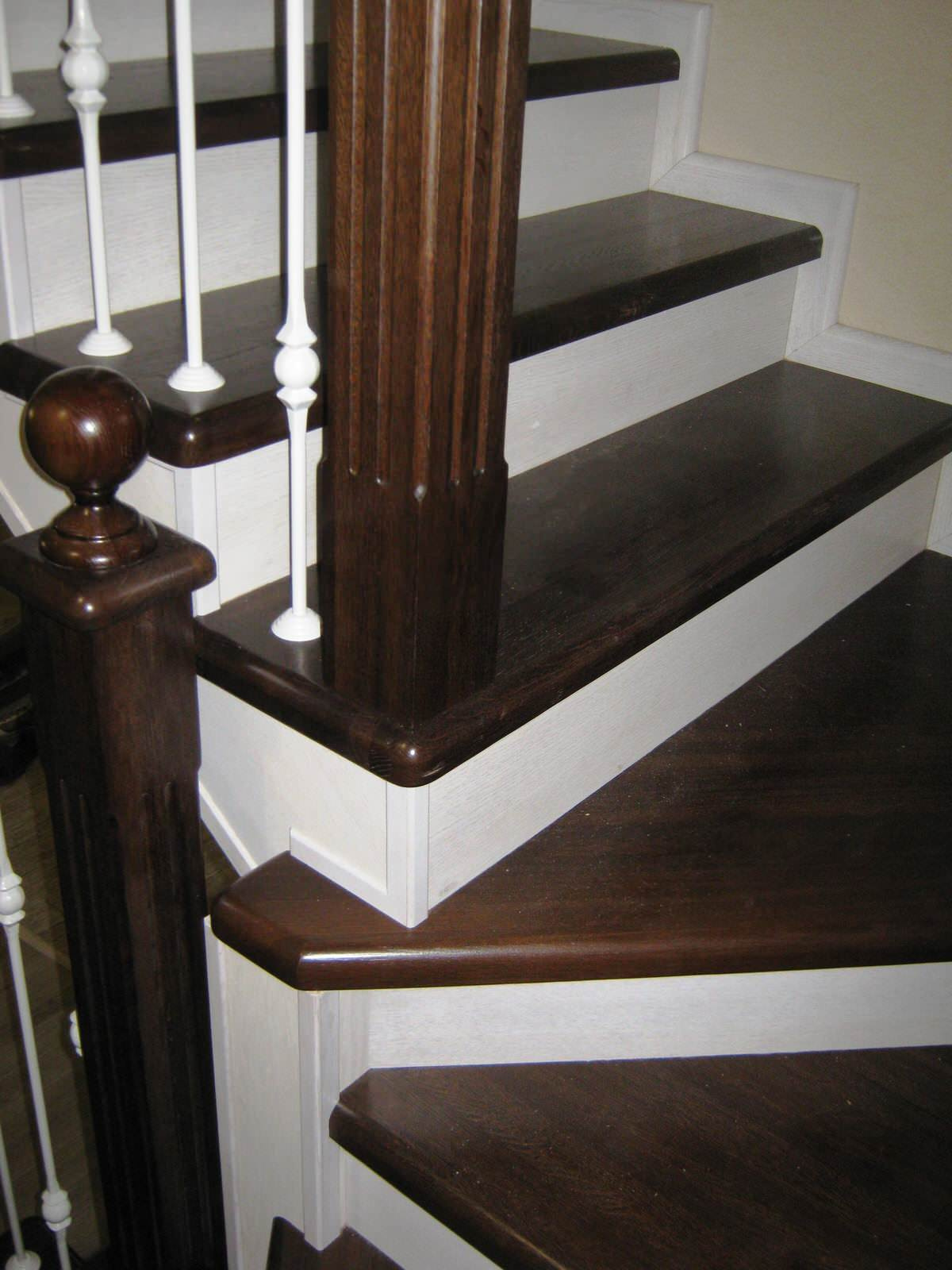 1/8 Лестница на металлокаркасе двухцветная