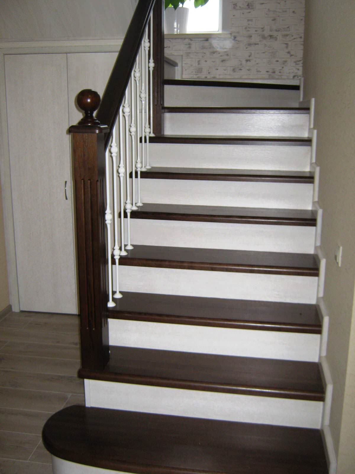 1/8 Лестница на металлокаркасе двухцветная