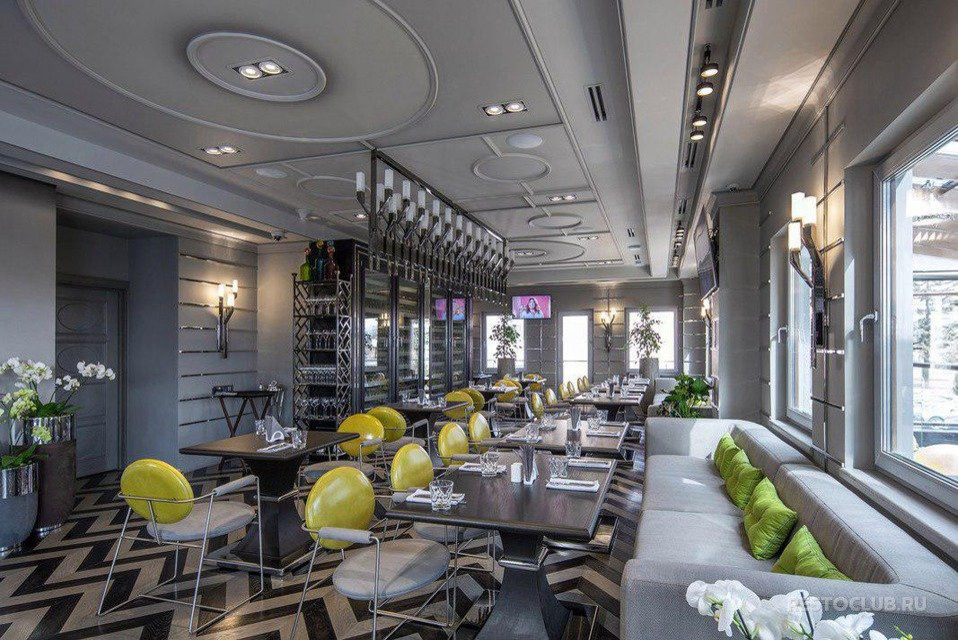 Винный шкаф в ресторане SomeMeat