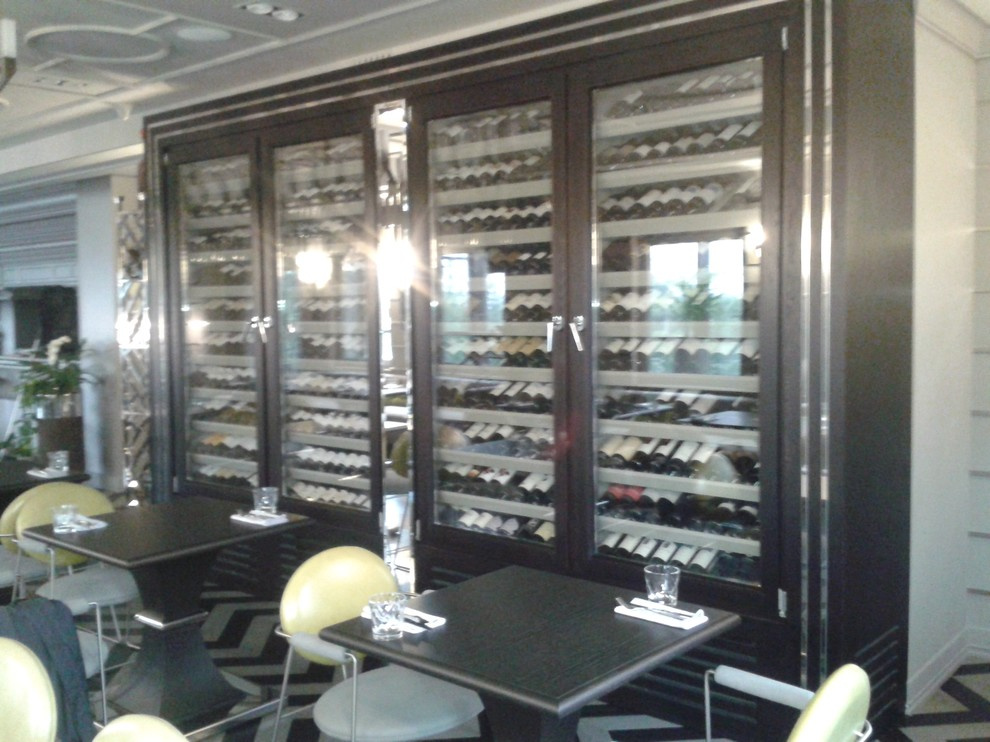 Винный шкаф в ресторане SomeMeat