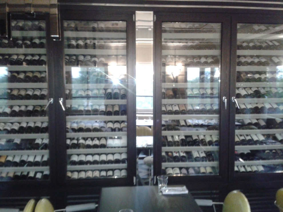 Винный шкаф в ресторане SomeMeat