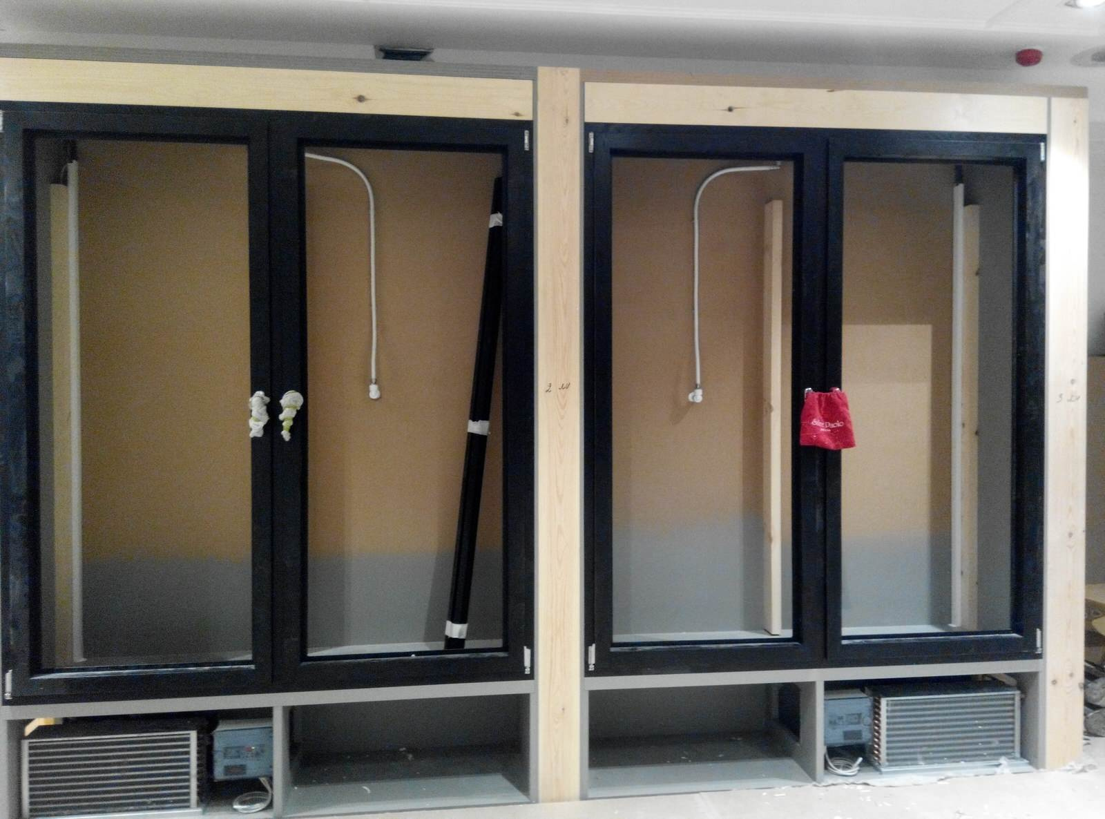 Винный шкаф в ресторане SomeMeat