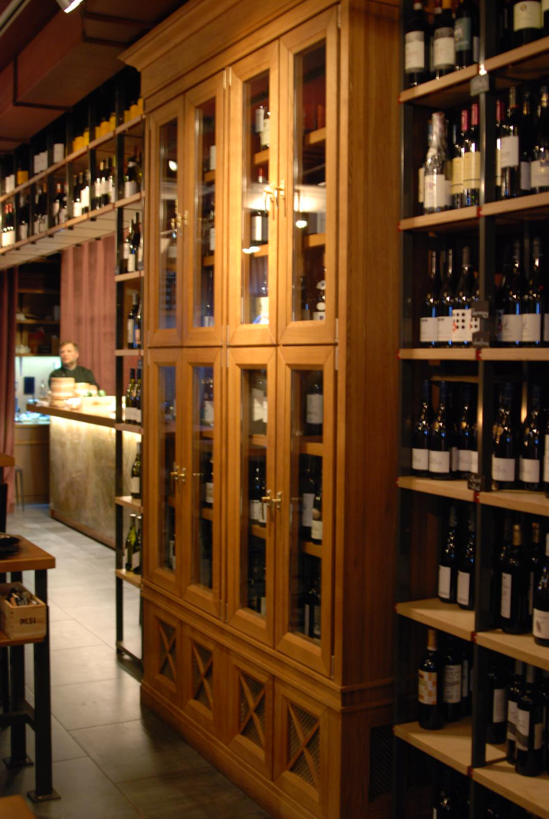 Винный шкаф в винном баре "Номер 15"