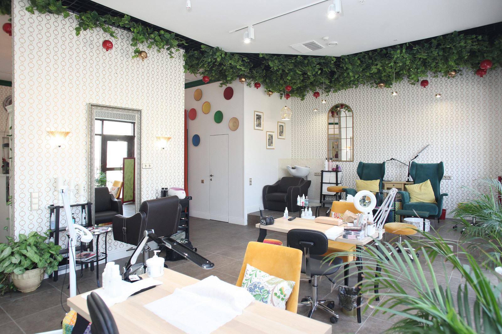 Озеленение потолка в бьюти-баре Гранат