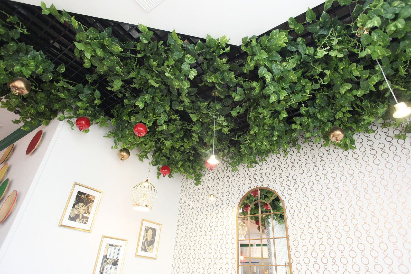 Озеленение потолка в бьюти-баре Гранат