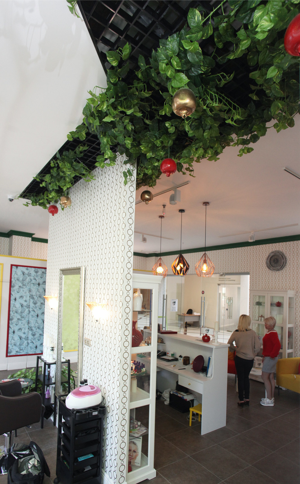 Озеленение потолка в бьюти-баре Гранат