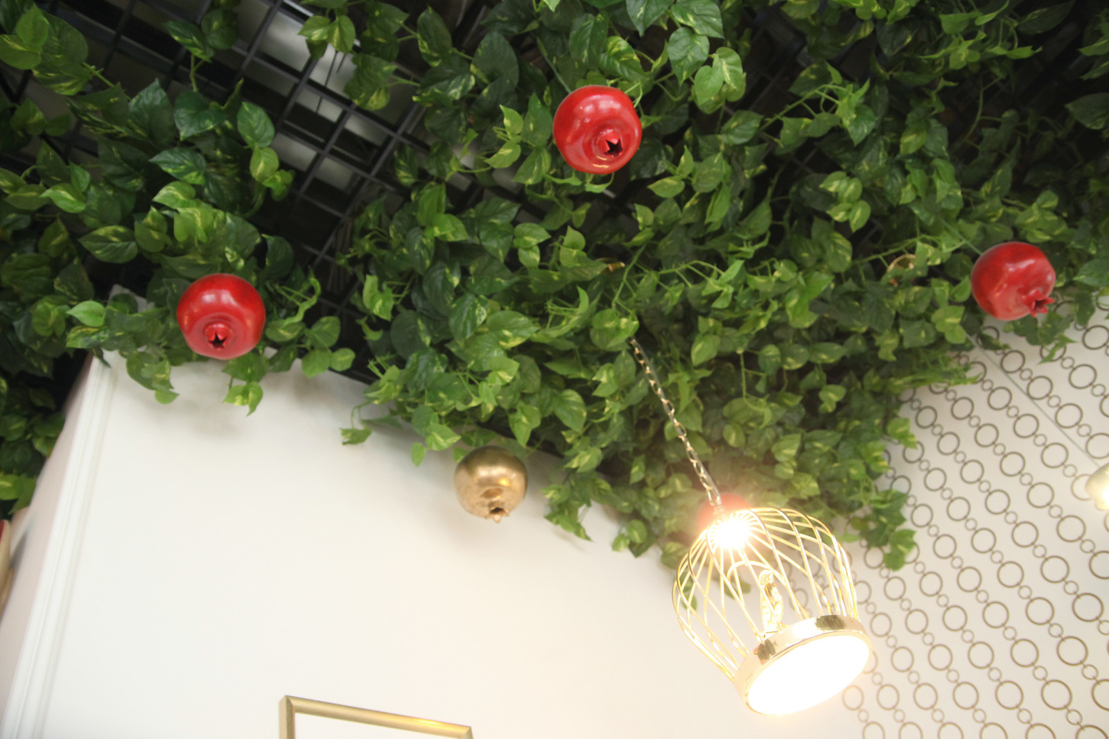 Озеленение потолка в бьюти-баре Гранат