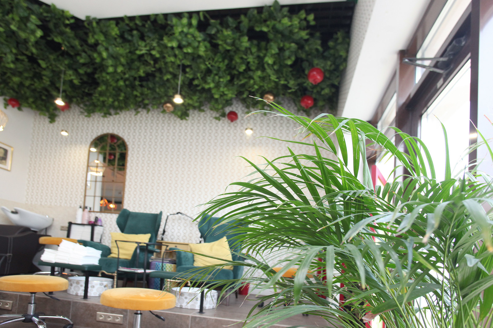 Озеленение потолка в бьюти-баре Гранат