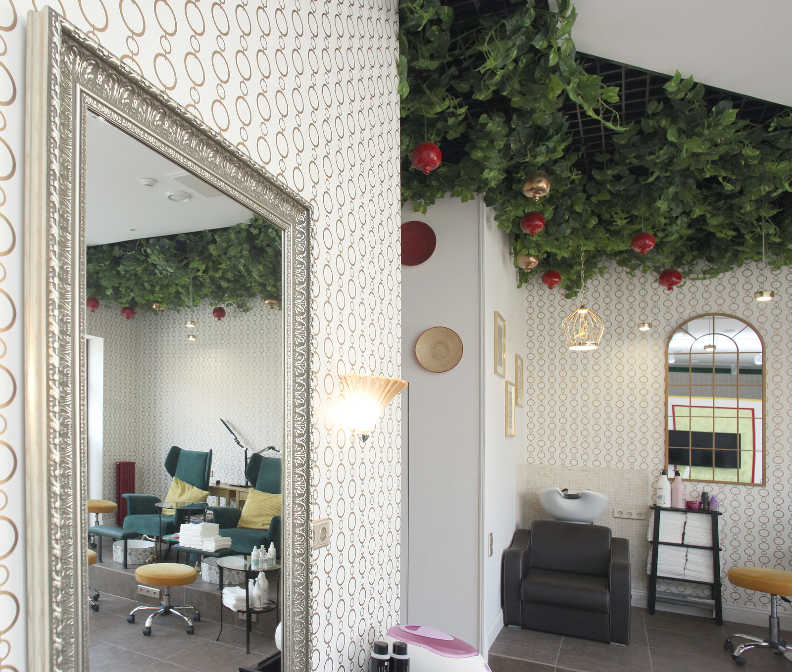 Озеленение потолка в бьюти-баре Гранат