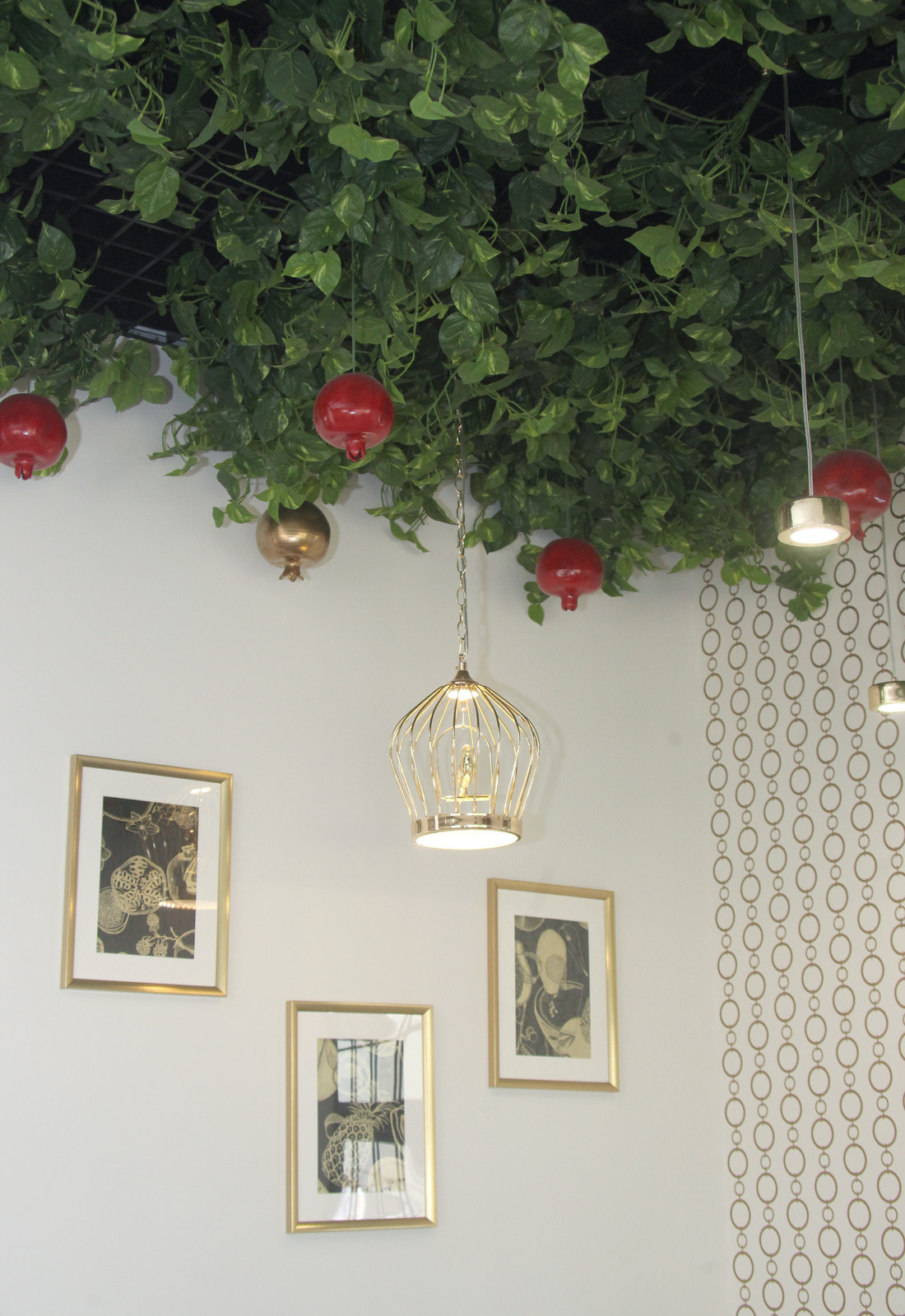 Озеленение потолка в бьюти-баре Гранат