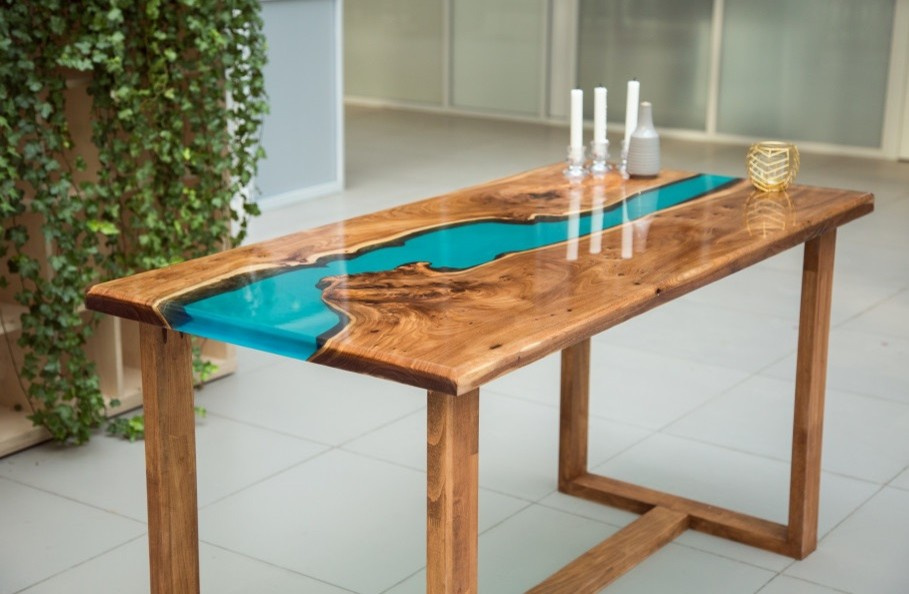 Обеденный стол-река из Карагача, покрытие эпоксидная смола.