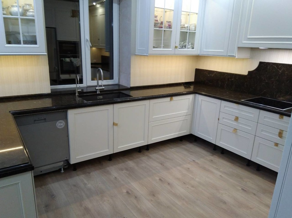 Столешница из кварцевого камня