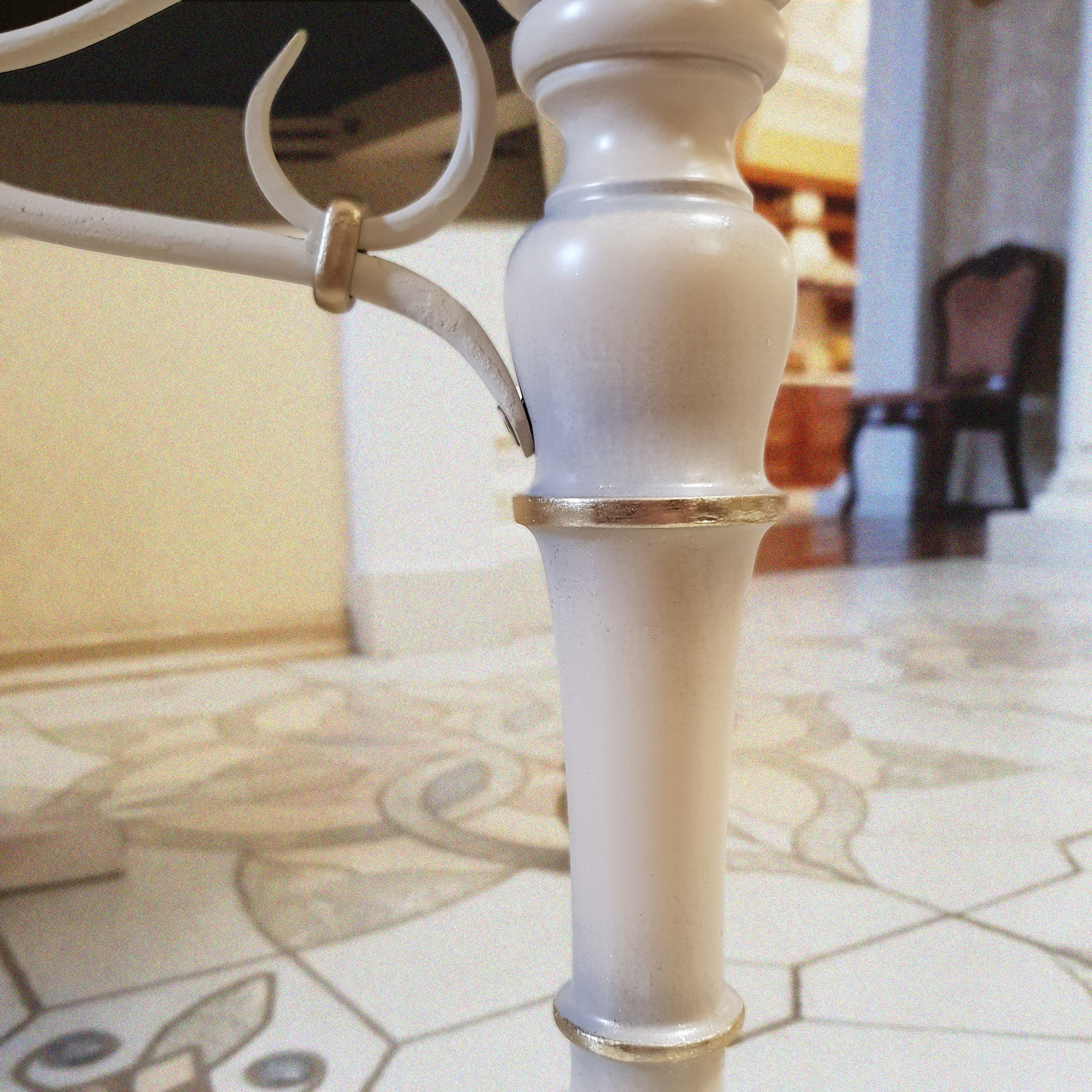 Золочение холла и мебели коттеджа