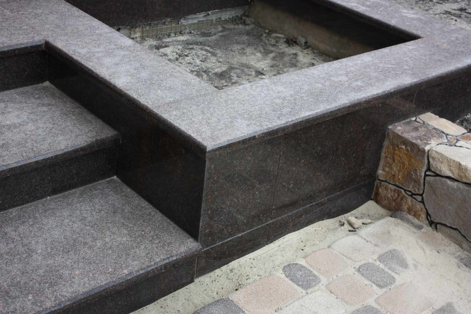 Входная группа из Карельского гранита