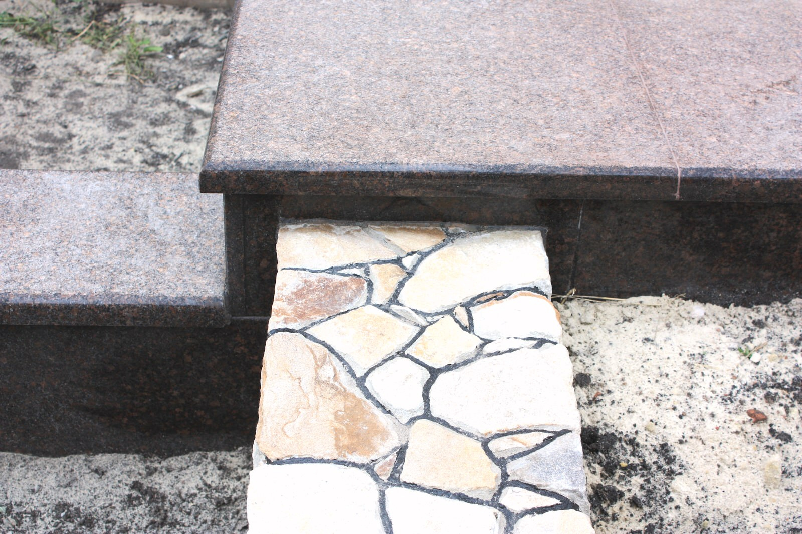 Входная группа из Карельского гранита