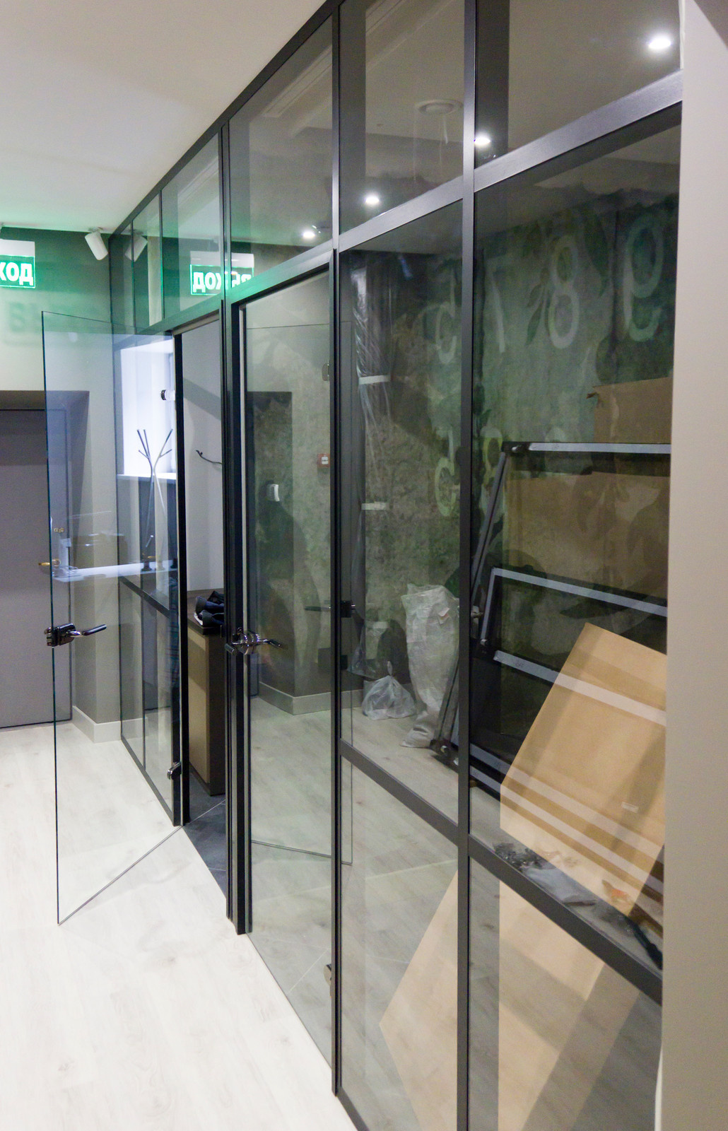 Стеклянные витражи для салонов и магазинов