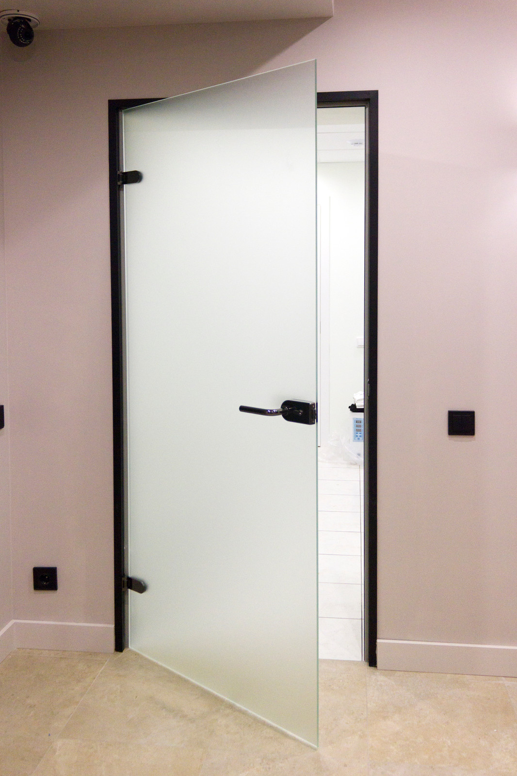 Стеклянные витражи для салонов и магазинов