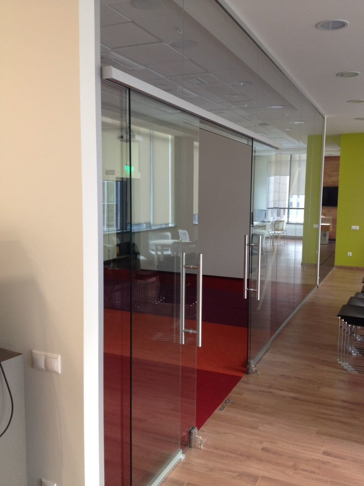 Стеклянные витражи для салонов и магазинов