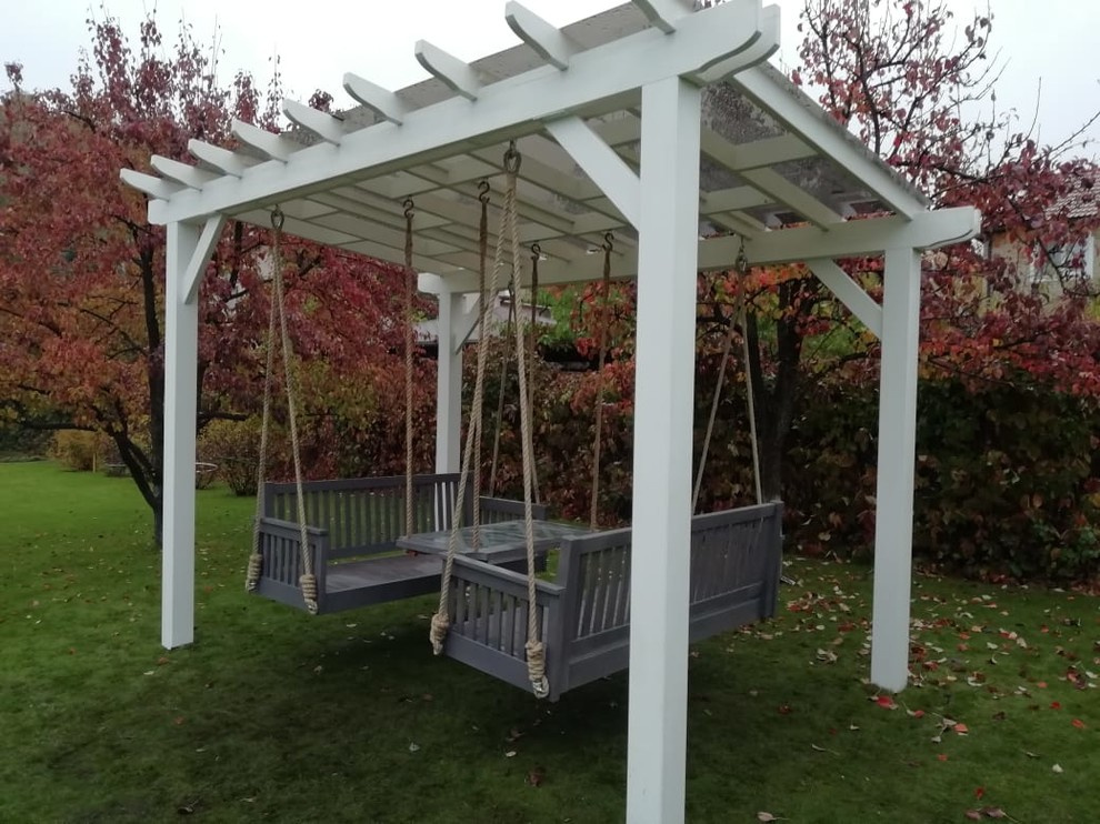Пергола с качелями и подвесным столиком