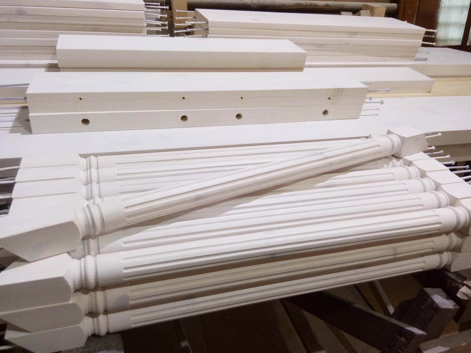 Покраска различных изделий из массива