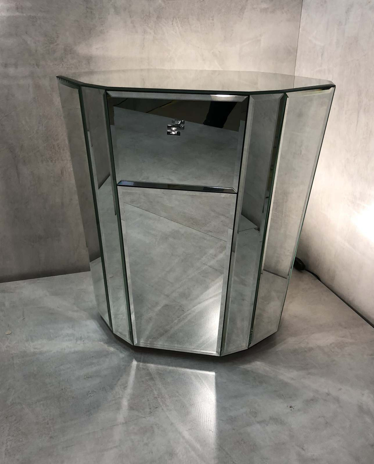 зеркальная мебель