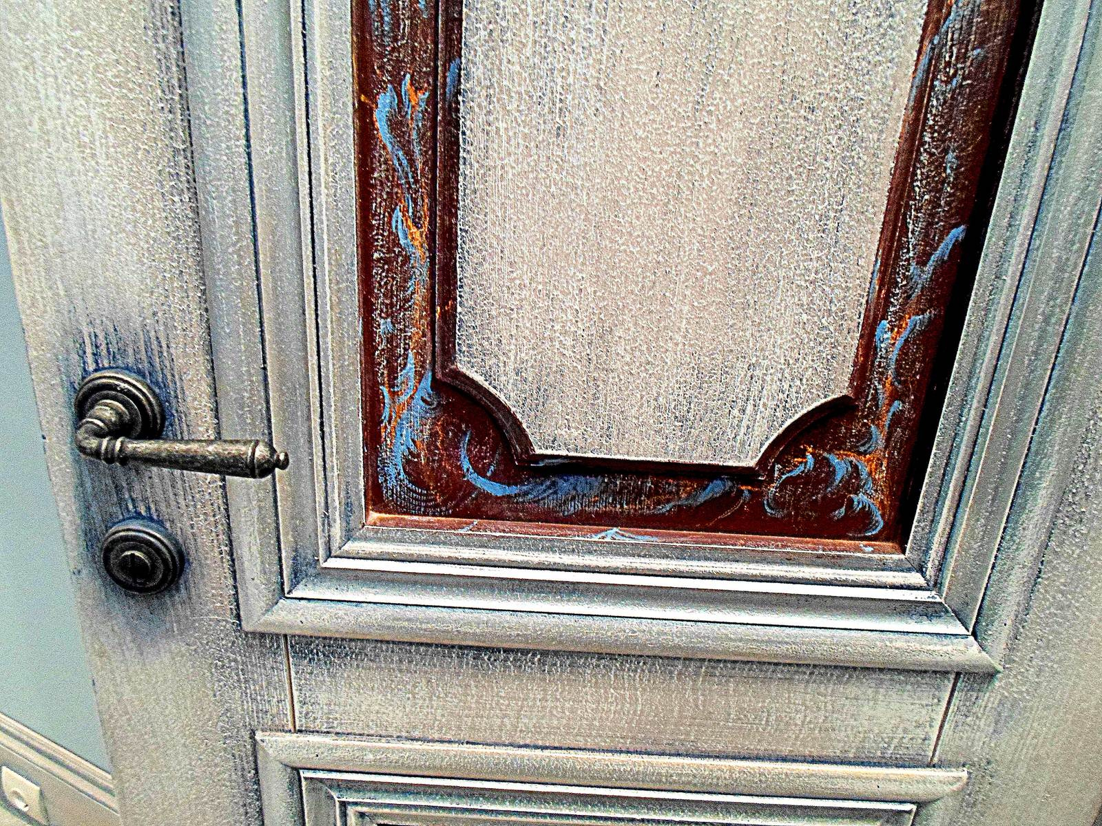 классические двери с элементами старения