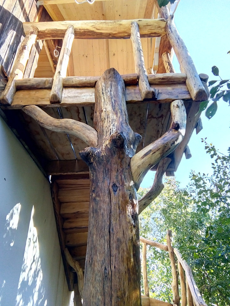 Форос. Лестница в доме лесника.