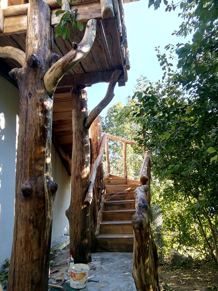 Форос. Лестница в доме лесника.