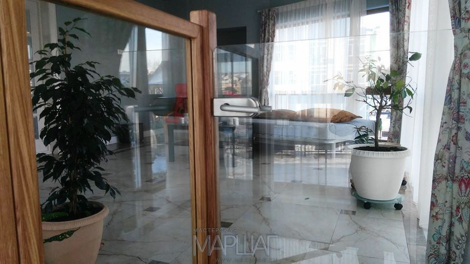 Ограждения из стекла в деревянной раме