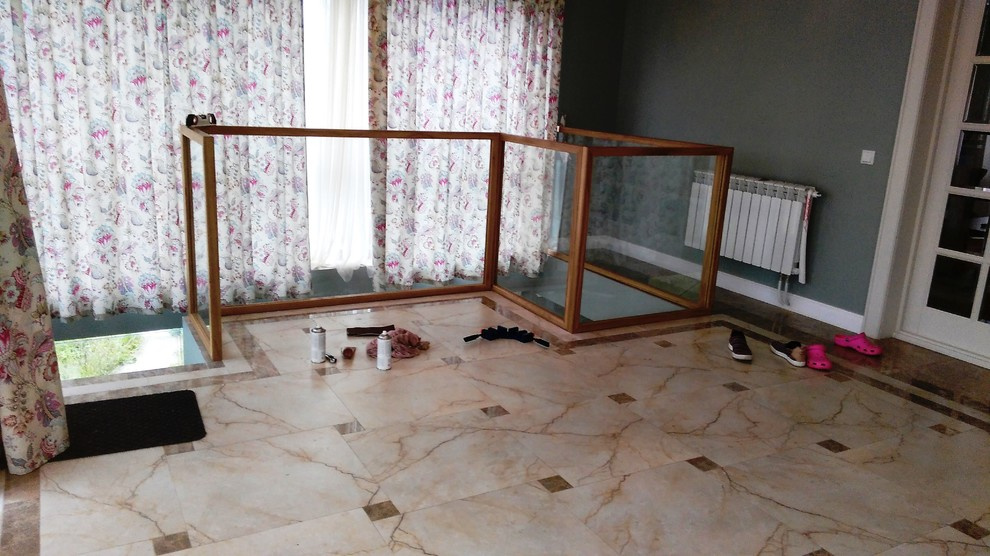 Ограждения из стекла в деревянной раме