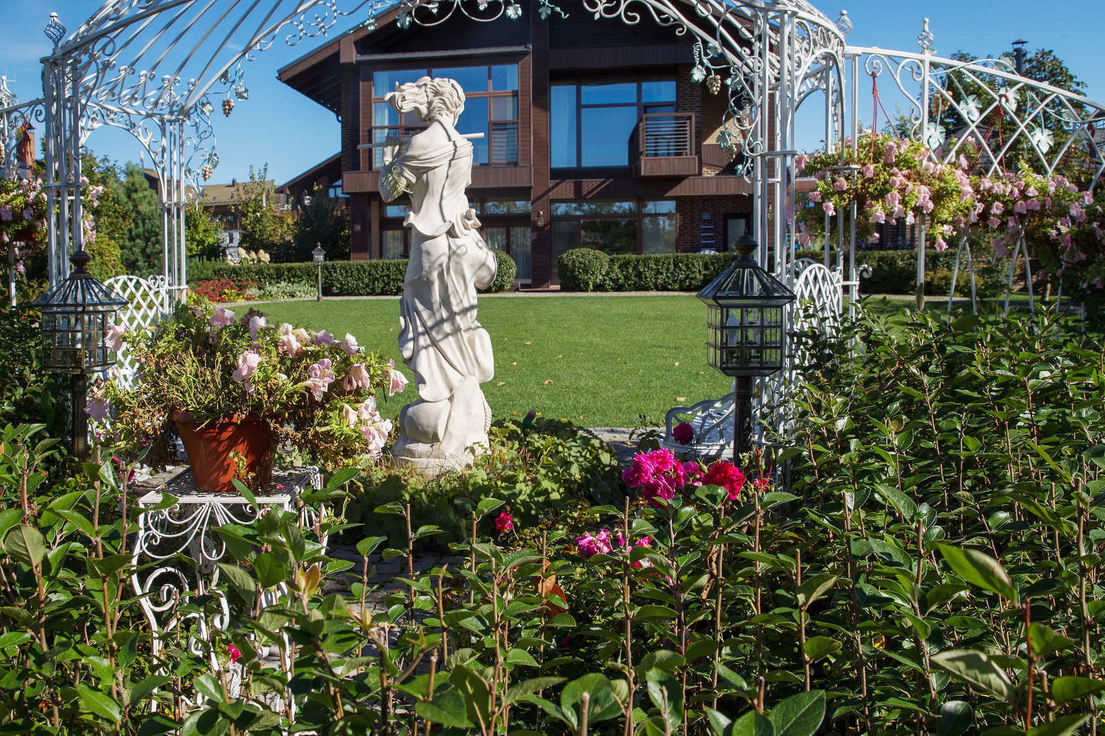 Сад на Пятницком шоссе.  Дизайнер Лариса Юрова