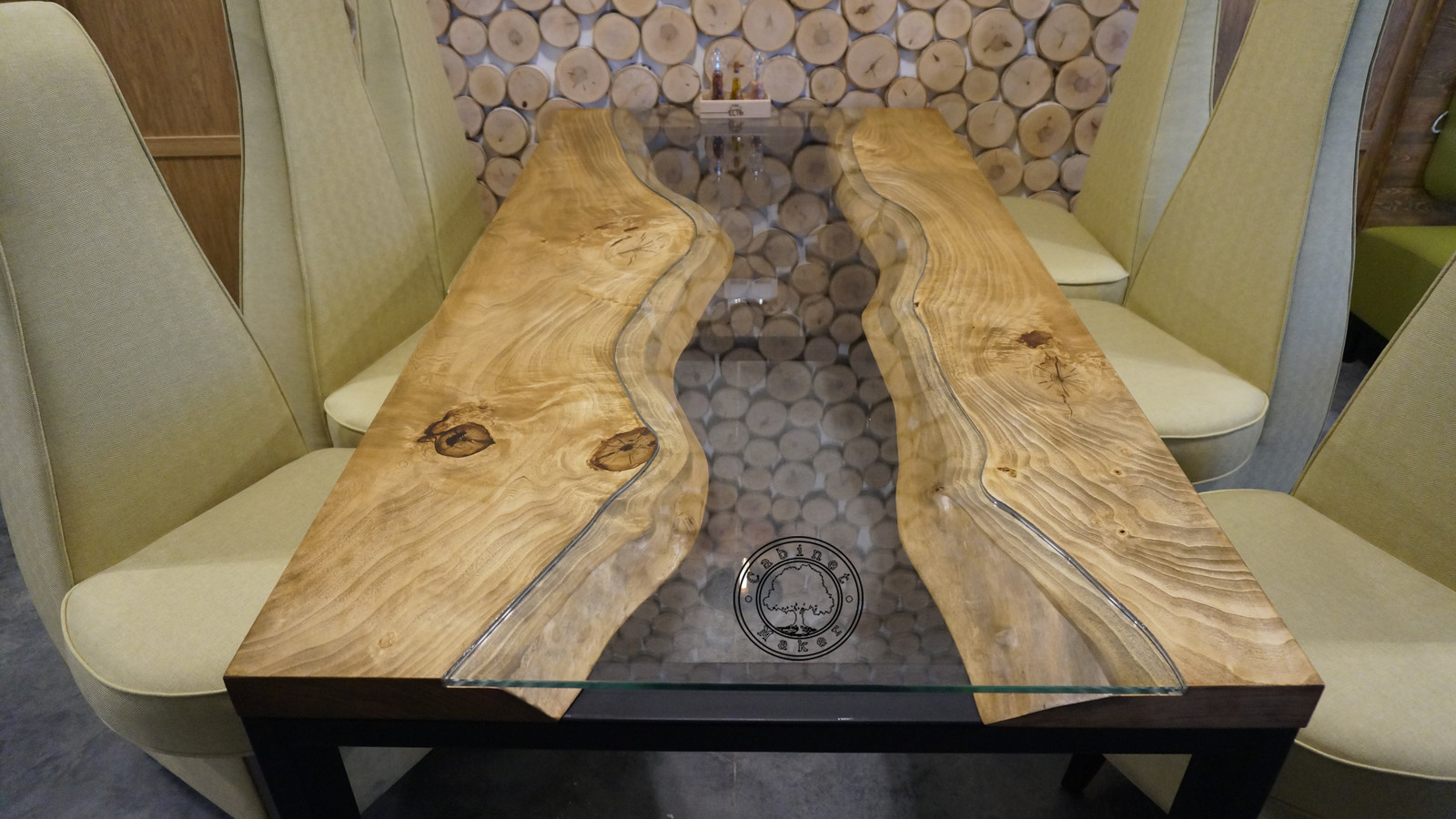 Стол-река из слэба горного тополя со стеклом