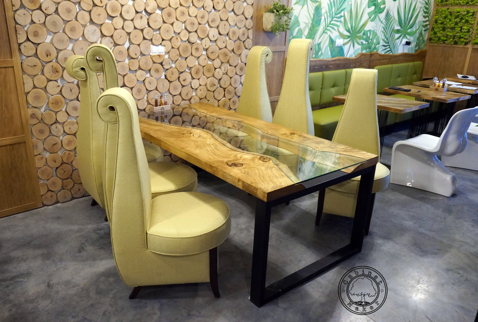 Стол-река из слэба горного тополя со стеклом