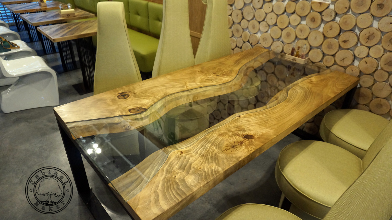 Стол-река из слэба горного тополя со стеклом