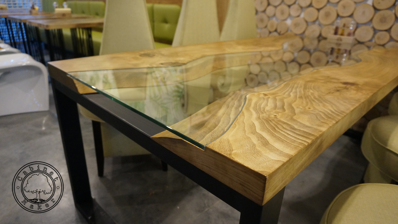 Стол-река из слэба горного тополя со стеклом