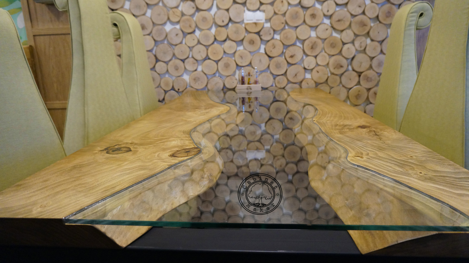 Стол-река из слэба горного тополя со стеклом