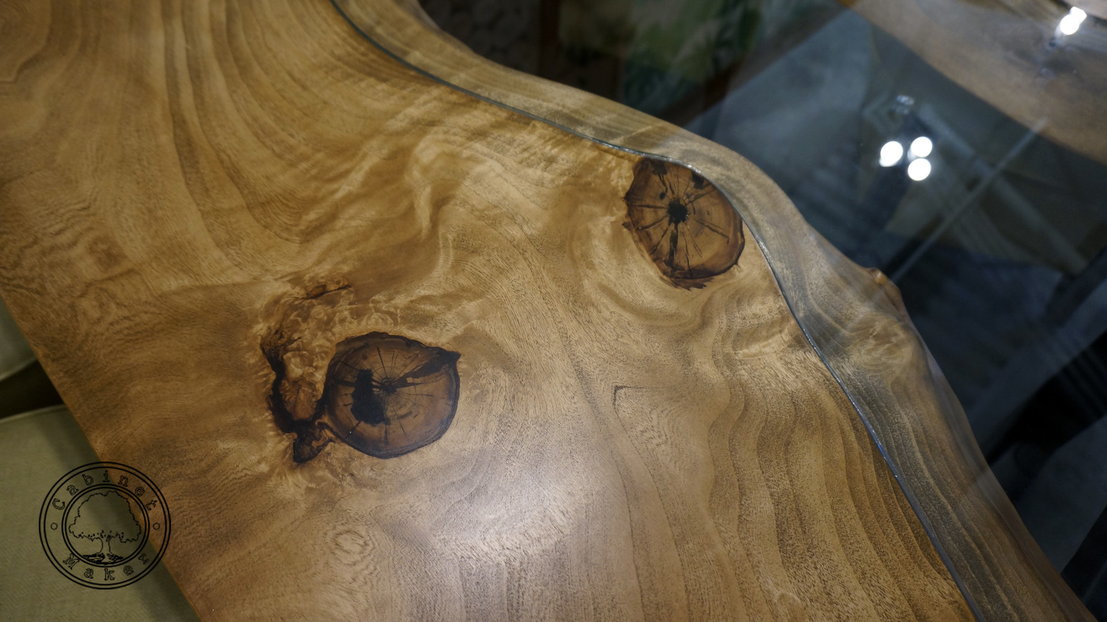 Стол-река из слэба горного тополя со стеклом