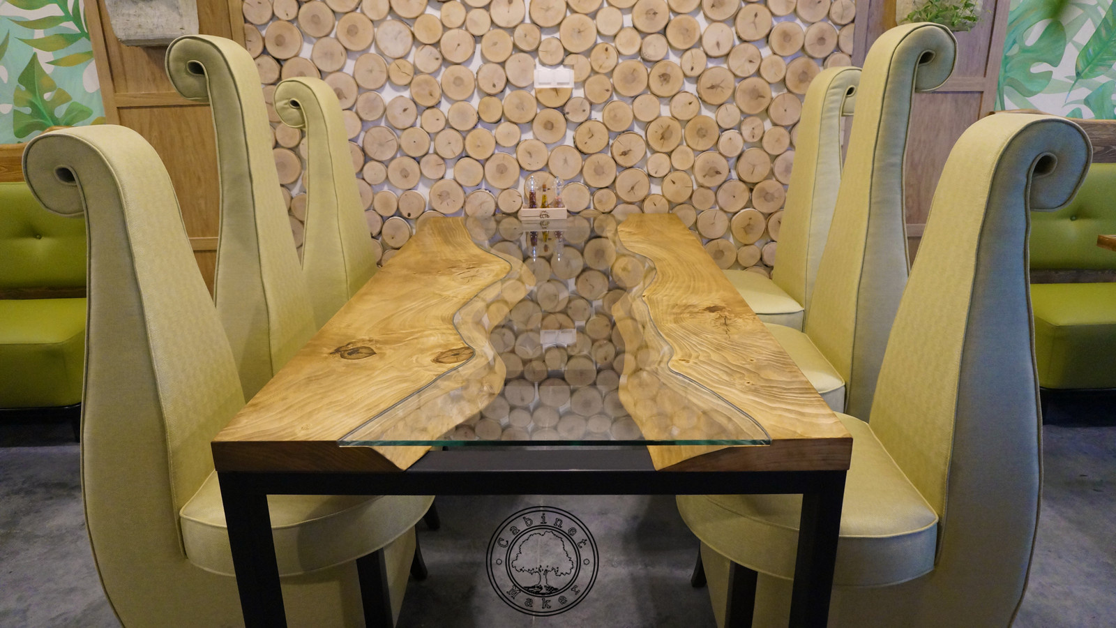 Стол-река из слэба горного тополя со стеклом