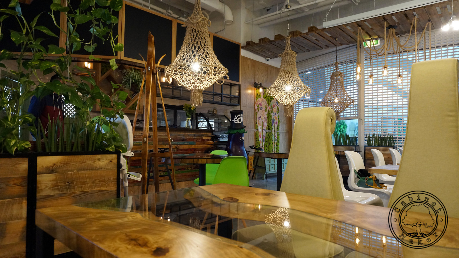 Стол-река из слэба горного тополя со стеклом