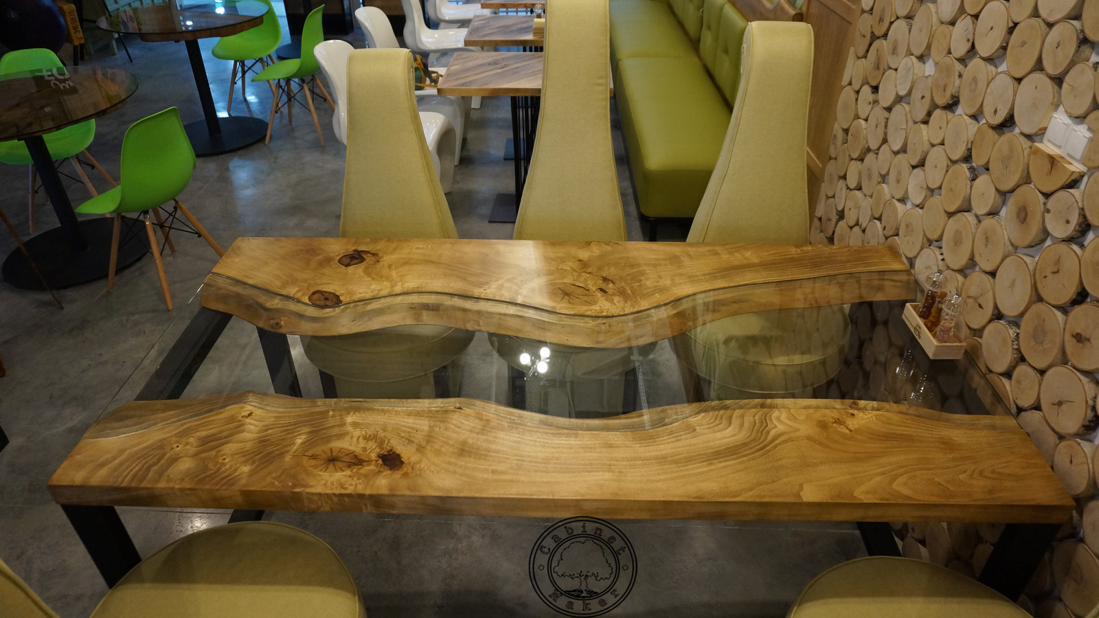 Обложка проекта: Стол-река из слэба горного тополя со стеклом