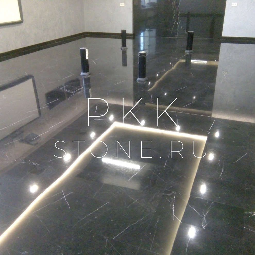 Пол из черного мрамора