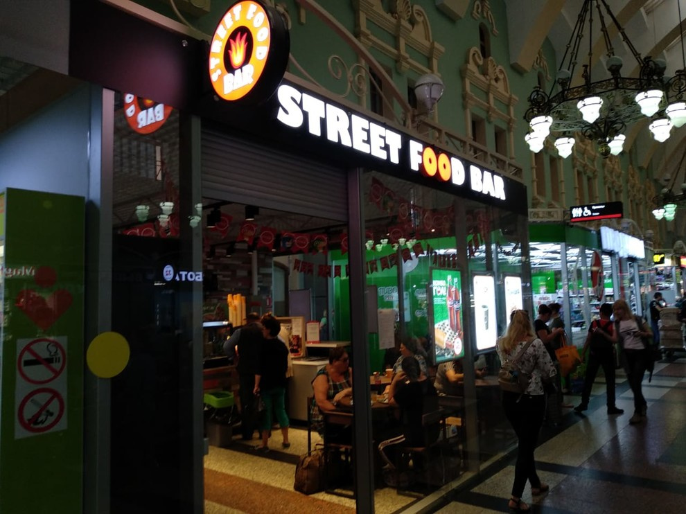 Столы и стулья для Street Food Bar на Казанском вокзале