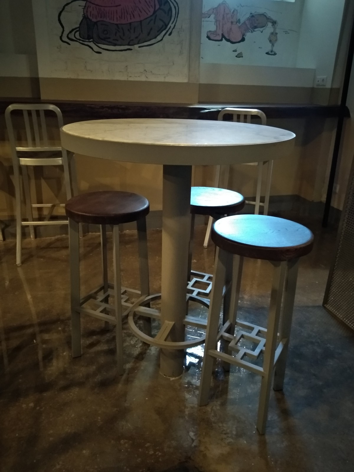 Столы и стулья для Belgian Beer Bar на Никитском бульваре